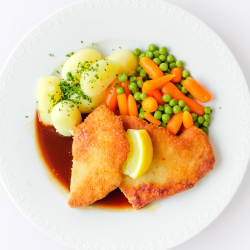 Wiener Schnitzel, Kartoffeln, Möhre-Erbsen